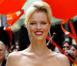 Eva Herzigova lors du lancement du premier jour des soldes du magasin Harrods à Londres, le 19 juin 2010