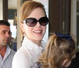 La ravissante star hollywoodienne Nicole Kidman et son adorable fille Sunday Rose, 2 ans, à l'aéroport de Sydney, en Australie, le 20 juin 2010.
