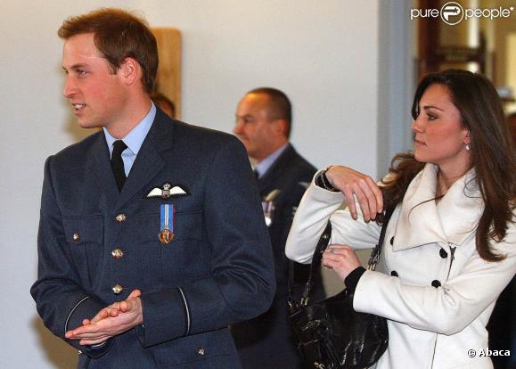 Tandis que le prince William emménage avec Kate Middleton, le prince Harry doit faire face au mal du pays dont souffre sa petite amie Chelsy Davy... Problématique... (Photo : William et Kate)