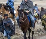 Tandis que le prince William emménage avec Kate Middleton, le prince Harry doit faire face au mal du pays dont souffre sa petite amie Chelsy Davy... Problématique... (Photo : William et Harry en visite au Lesotho)