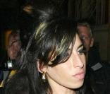 Amy Winehouse et Reg Traviss, son nouveau boyfriend, à Londres, le 16 juin 2010