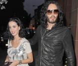Katy Perry et son fiancé Russell Brand arrivent au restaurant Cipriani dans le quartier de Mayfair à Londres pour un dîner romantique le 25 juin 2010 