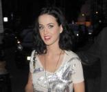 Katy Perry et son fiancé Russell Brand arrivent au restaurant Cipriani dans le quartier de Mayfair à Londres pour un dîner romantique le 25 juin 2010 