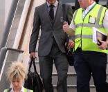 Après la sèche élimination des Trois Lions par l\'Allemagne, la délégation anglaise, manifestement très déçue, a fait son retour à Londres le 29 juin... Photo : David Beckham<br />