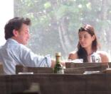 Sean Penn et une mystérieuse amie déjeunent dans un hôtel de luxe, à Miami, juin 2010