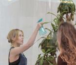 Kylie Minogue en pleine séance de jardinage thérapeutique à Paris, juin 2010.