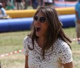 Liz Hurley participe à une foire au Cirencester Park, et partage une partie de tir à l'arc avec son fils Damian, samedi 3 juillet.  