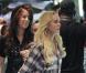 Lindsay Lohan, fin mai 2010 à Los Angeles, portant sous sa botte, à sa cheville gauche, un bracelet-détecteur de consommation d'alcool