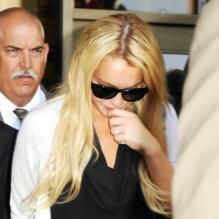 Lindsay Lohan, à la sortie du tribunal de Beverly Hills, après la sentence (3 mois de prison ferme), le 6 juillet 2010.