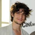 Louis Garrel : Motivé par la qualité de son travail, il ose afficher... un rare et beau sourire !
