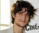 Louis Garrel : Motivé par la qualité de son travail, il ose afficher... un rare et beau sourire !