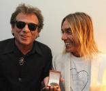 Philippe Manoeuvre a été fait chevalier des Arts et des Lettres par Iggy Pop le 7 juillet 2010