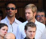 Julien Courbet et Alexandre Delpérier aux obsèques de Francis Vacher, le 7 juillet 2010.