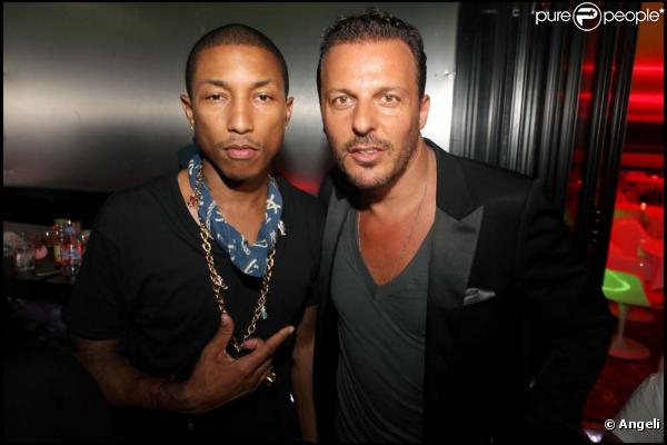 Pharrell Williams sur la scène du VIP Room, à Saint-Tropez, le 11 juillet 2010. Ici avec Jean-Roch 