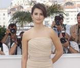 Penélope Cruz dans une élégante robe nude joliment drapée griffée Dolce & Gabbana (Cannes 2009) 