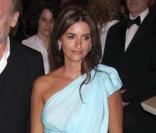 Pour la première de Broken Embraces à Toronto au Canada, Penélope a fait sensation en arrivant dans une petite robe couleur azurin RM by Roland Mouret