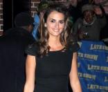 Penélope Cruz ultra élégante pour se rendre sur le plateau du Late Show with David Letterman à New York, dans une robe noire sobre griffée L'Wren Scott.  