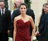 Penélope Cruz, lors de la cérémonie des Oscars 2010, dans un magnifique fourreau drapé bordeaux signé Donna Karan
