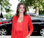 Pour la première de Broken Embraces à Londres, Penélope a préféré un tout autre style en apparaîssant dans un ensemble tailleur chic & loose Bottega Veneta, d'un rouge éclatant  