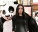 Angelina, très ravissante dans une petite robe noire Ralph Lauren pour promouvoir la sortie du DVD de Kung Fu Panda à L.A.