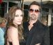Angelina Jolie, sublime moulée dans une robe tout en cuir signée Michael Kors portée avec des sandales Dior, en compagnie de son célèbre boyfriend Brad Pitt, lors de la première du film Inglourious Basterds à Los Angeles