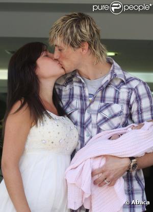 Fernando Torres, son épouse Ollala et leur petite Nora en juillet 2009