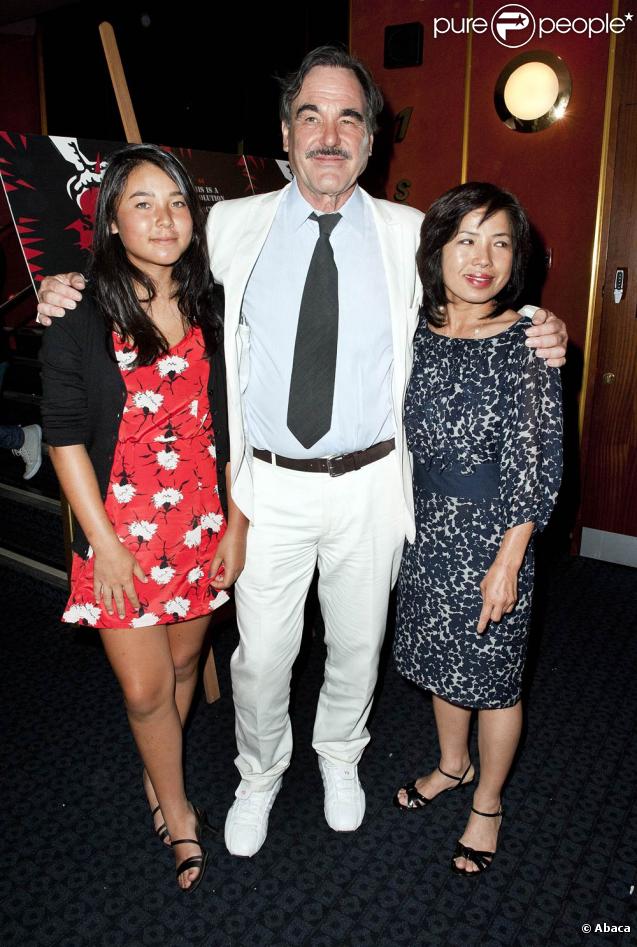Oliver Stone, sa femme Sun-Jung Jung, et sa fille Tara Stone, lors de l'avant-première de  South of the Border , au Curzon Cinema de Mayfair, à Londres, le 19 juillet 2010.