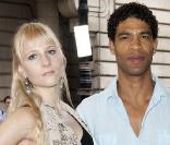 Le danseur Carlos Acosta et une amie, lors de l'avant-première de  South of the Border , au Curzon Cinema de Mayfair, à Londres, le 19 juillet 2010.