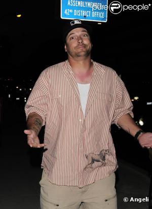 Kevin Federline, légèrement aminci, est de sortie avec sa girlfriend Victoria Prince dans un restaurant de grillades de Los Angeles, mercredi 21 juillet.