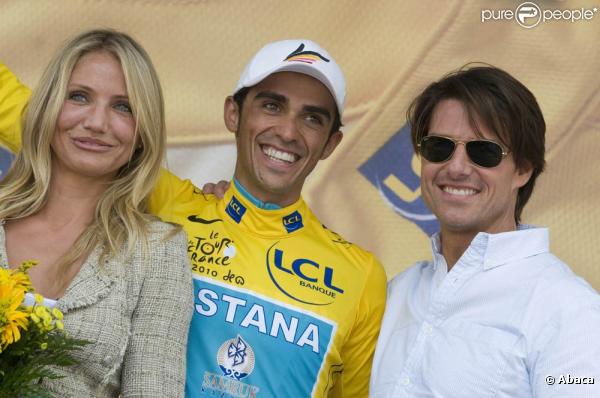 Tom Cruise et Cameron Diaz entourent Alberto Contador à l'arrivée de l'étape du Tour de France, à Bordeaux, le 23 juillet 2010.