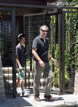 Timothy Dalton et son fils Alexander, à Los Angeles, le 24 juillet 2010