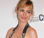 La ravissante Louise Bourgoin sur tapis rouge, à Paris, en juin 2010.