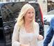 Cameron Diaz pétillante dans un jean trouée, porté avec cardigan crème et des "shoes" assorties.