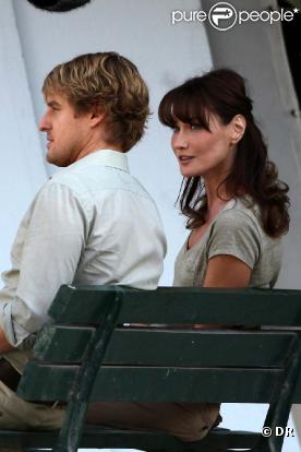 Carla Bruni et Owen Wilson sur le tournage de  Midnight in Paris  de Woody Allen, le 27 juillet 2010