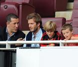 David Beckham avec ses fils Romeo et Cruz à Londres, lors de la rencontre Arsenal- Milan AC, le 31 juillet 2010
