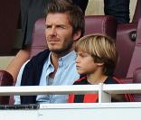 David Beckham avec son fils Romeo à Londres, lors de la rencontre Arsenal- Milan AC, le 31 juillet 2010