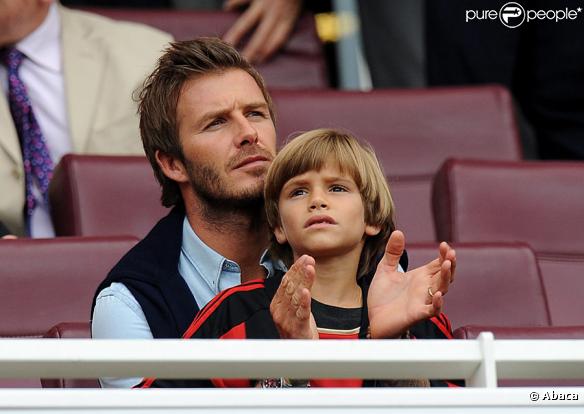 David Beckham avec son fils Romeo à Londres, lors de la rencontre Arsenal- Milan AC, le 31 juillet 2010