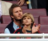 David Beckham avec son fils Romeo à Londres, lors de la rencontre Arsenal- Milan AC, le 31 juillet 2010