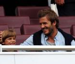 David Beckham avec son fils Romeo à Londres, lors de la rencontre Arsenal- Milan AC, le 31 juillet 2010