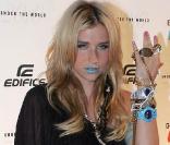 Ke$ha et Lamar Odom, ailier star des Lakers, sont les nouveaux ambassadeurs de la division montres de la marque Casio, et participaient à la conférence de presse donnée le 2 août à New York par le géant japonais.