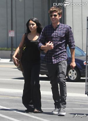 Vanessa Hudgens et son boyfriend Zac Efron se promènent en amoureux, et main dans la main, à Hollywood, il y a quelques jours.