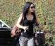 Vanessa Hudgens se promène seule, glacière à la main, dans les rues de Los Angeles, vendredi 30 juillet.