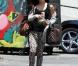Vanessa Hudgens se promène seule, glacière à la main, dans les rues de Los Angeles, vendredi 30 juillet.