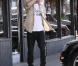Après s'être rendu aux Studios Summit, vendredi 6 août, à Los Angeles, Zac Efron s'offre un jus de fruits chez Jamba Juice.