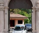 La reine Sofia conduit une voiture électrique à Palma de Majorque. 11/08/2010
