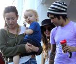 Pete Wentz, sa femme Ashlee Simpson et leur fils Bronx Mowgli, à Los Angeles