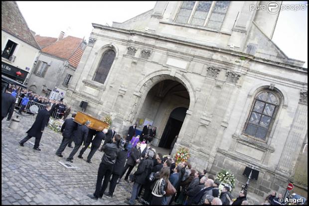 Une foule d'anonymes s'est réunie aux abords de l'Eglise Saint-Pierre