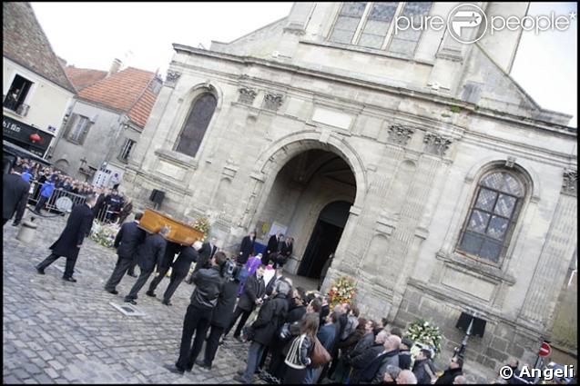 Une foule d'anonymes s'est réunie aux abords de l'Eglise Saint-Pierre