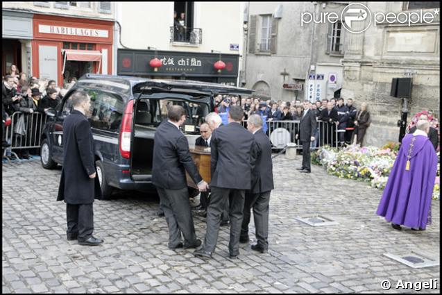 Une foule d'anonymes scrute le cercueil de Thierry Gilardi, sur le parvis de l'Eglise Saint-Pierre