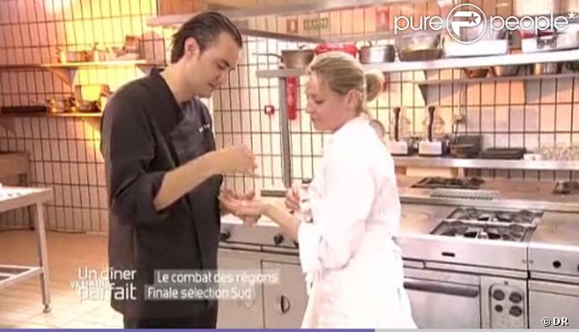Pour le dîner vraiment parfait, la compétitrice Delphine se blesse à la main : c'est Cyril Lignac qui la soigne.
